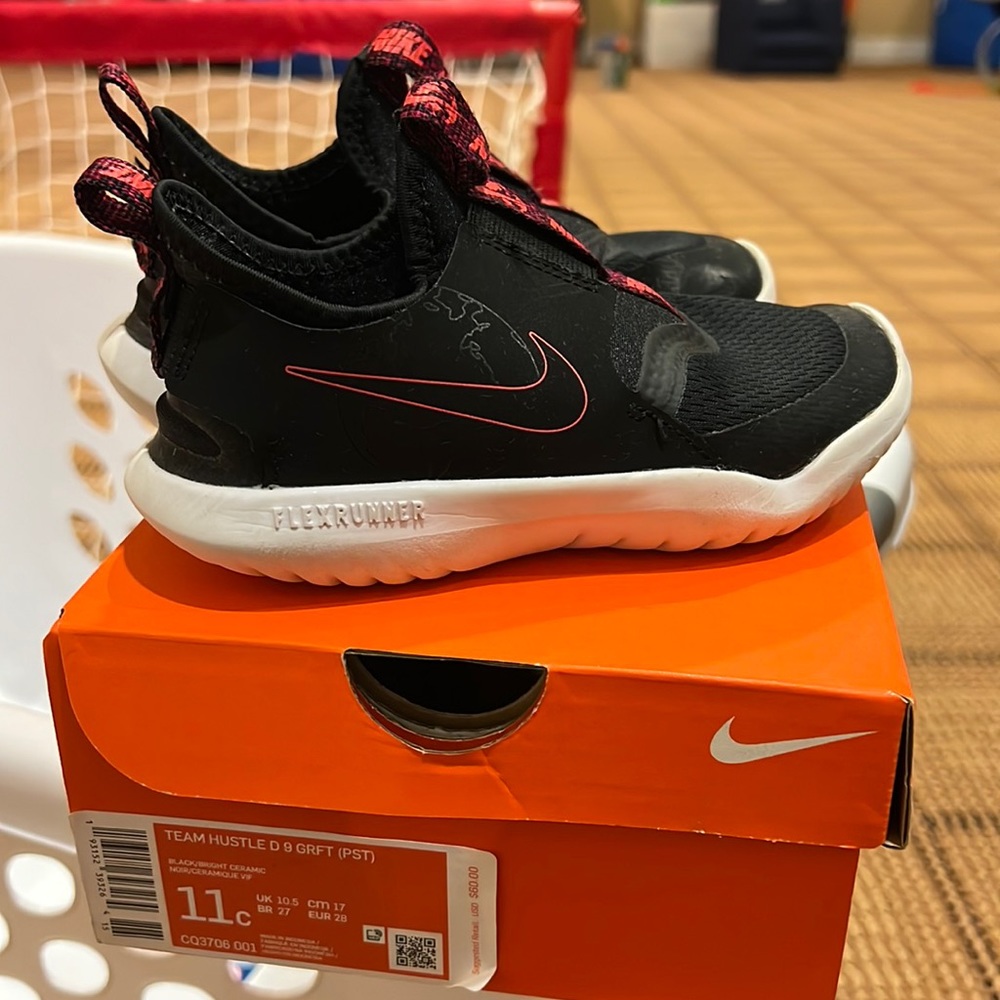 Nike Boys 11C Team Hustle 9
